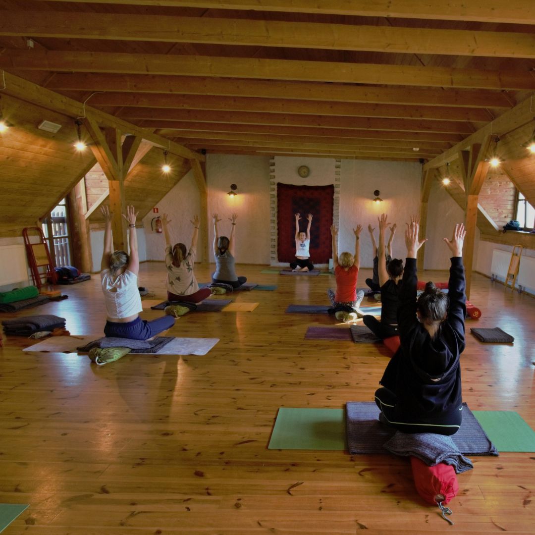 Jesień z jogą - wydarzenia grupa ćwiczy na dużej sali do jogi