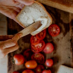 Domowe jedzenie - świeży chleb z pomidorkami z ogródka